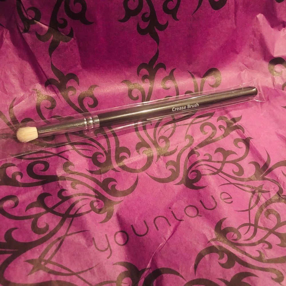 Younique brand crease brush New in packaging